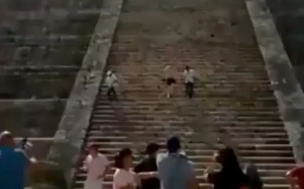 Golpeado y multado termina otro turista que se subió el castillo de Chichén Itzá