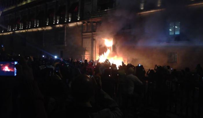 AMLO no es el único: Así incendiaron la puerta de Palacio Nacional a Peña Nieto