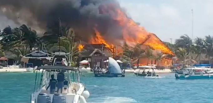 incendio en Isla Mujeres consume tiendas y restaurantes