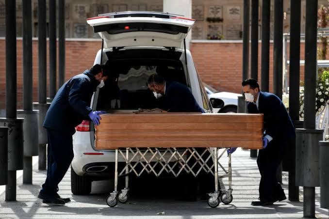 Registra España nuevo récord de muertes diarias: 849 en un día