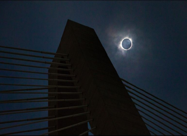 Niños chilenos ciegos se acercan a eclipse solar