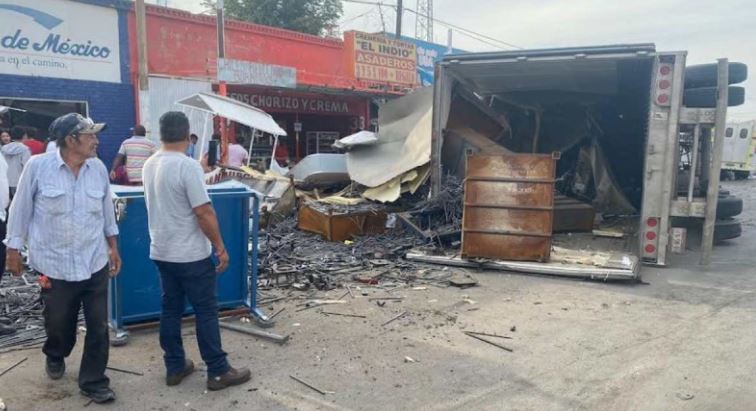 Camión de carga se impacta contra autos y puestos de comida en Chihuahua