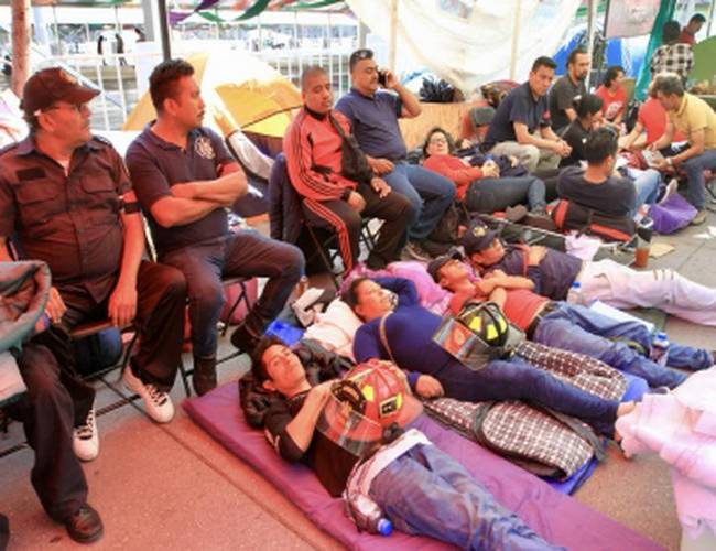 Bomberos inician huelga de hambre en CDMX