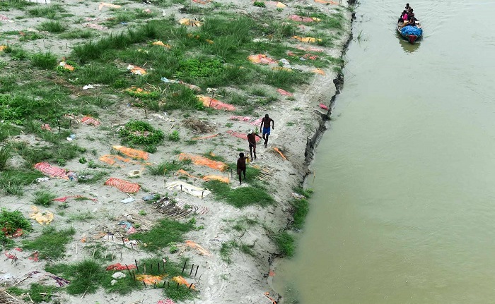 El Ganges deja al descubierto tumbas de muertos por Covid-19 en India