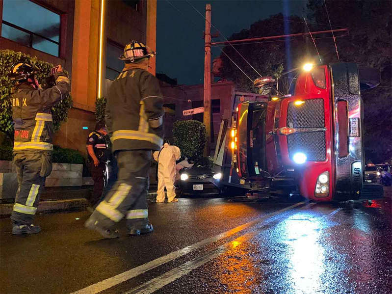 Tráiler a exceso de velocidad tira su carga sobre auto y mata a un hombre