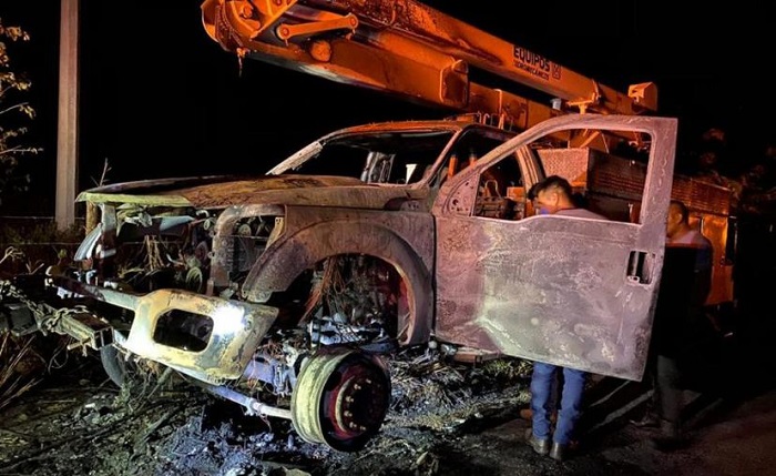 Se quema camioneta de CFE en la Tizimín-Chenkekén