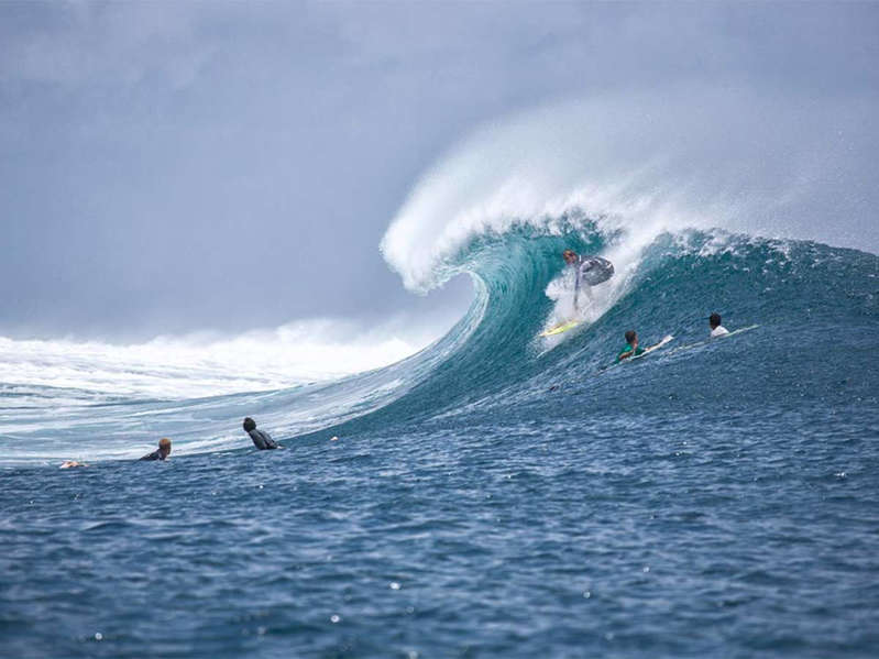 Muere turista español mientras practicaba surf en playa de Oaxaca