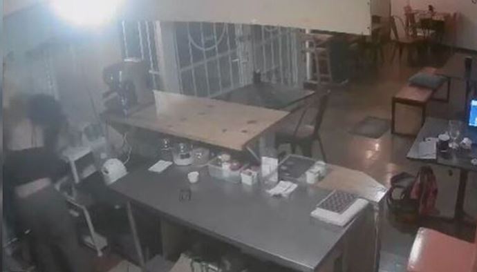 (VIDEO) León: ¡Indignante!  Ladrón golpea brutalmente a empleada de cafetería