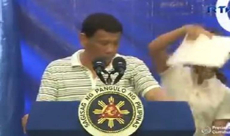 VIDEO: una enorme cucaracha interrumpe un discurso del presidente de Filipinas