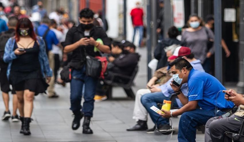The Economist: México asumió “si no puedes con el virus, elimina la cuarentena”