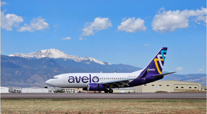 Organizan boicot contra aerolínea que firmó contrato con EE.UU. para deportaciones