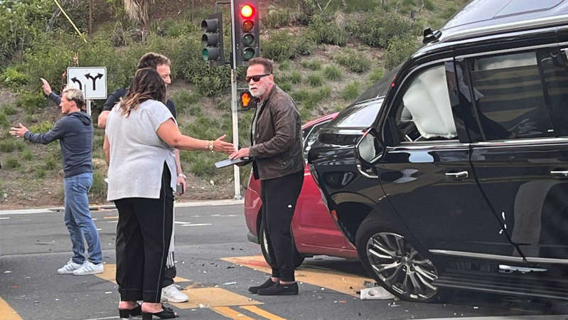 Arnold Schwarzenegger se sube a la bicicleta después de aterrador accidente