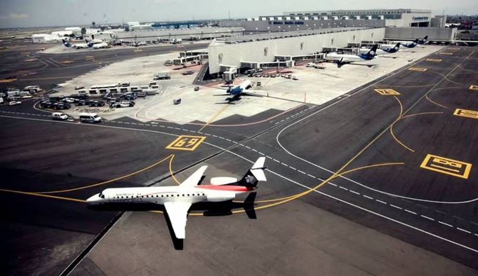 Chocan aviones en pista de rodaje del AICM