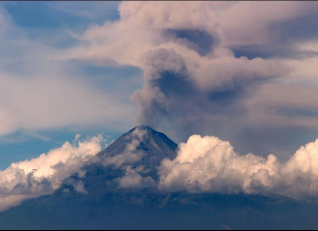 El Popocatépetl expulsa fumarola de más de cuatro kilómetros de altura