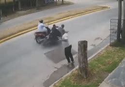 (VÍDEO) Hombre frustra asalto a motociclistas lanzando una reja
