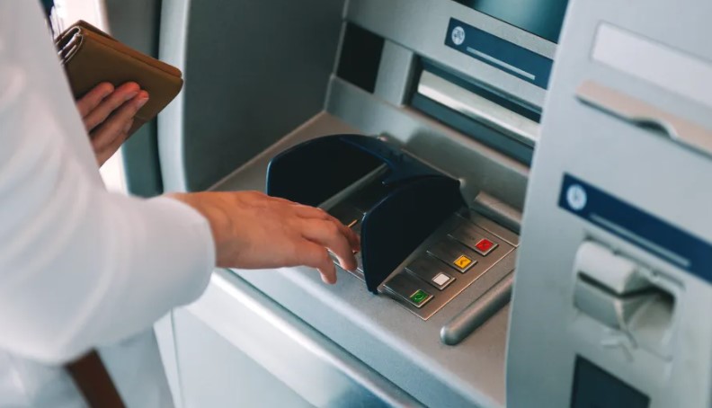 4 riesgos que corres al usar el cajero automático al sacar dinero