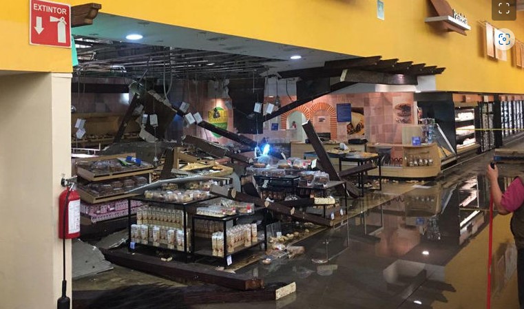 Se desploma techo en supermercado de Ecatepec tras fuertes lluvias