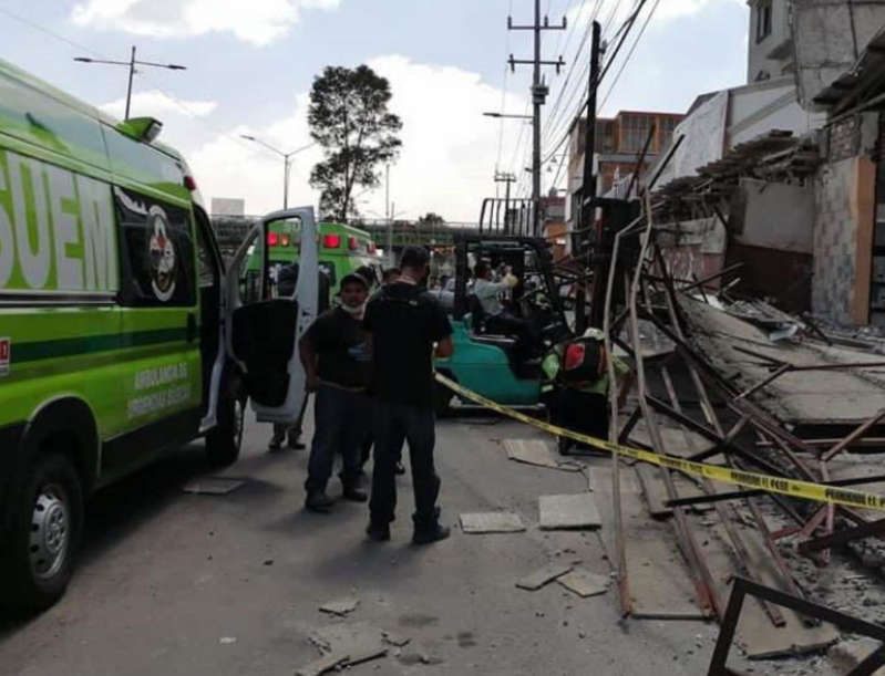 Muere hombre al colapsar fachada en avenida Central de Ecatepec