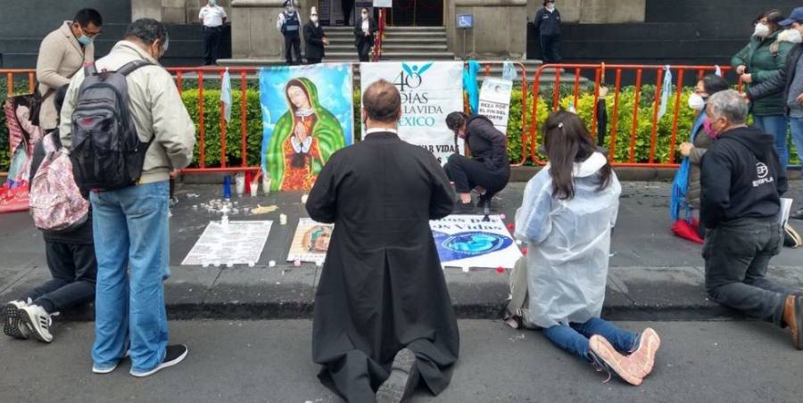 Grupos religiosos y antiaborto protestan frente a la SCJN