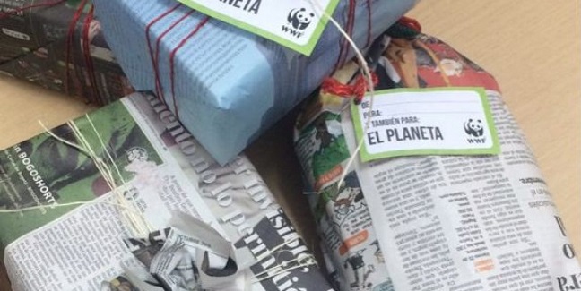 Propuesta ambientalista: envolver regalos con papel periódico