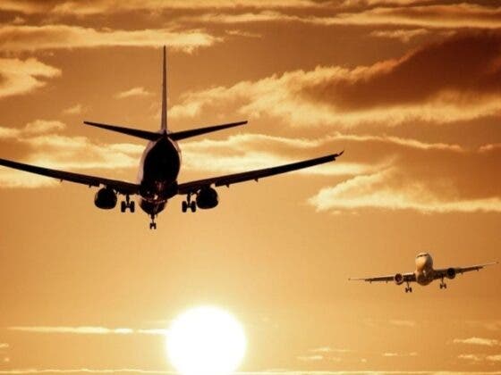 (VÍDEO) Aviones realizan ‘carreritas’ para llegar a la pista de aterrizaje