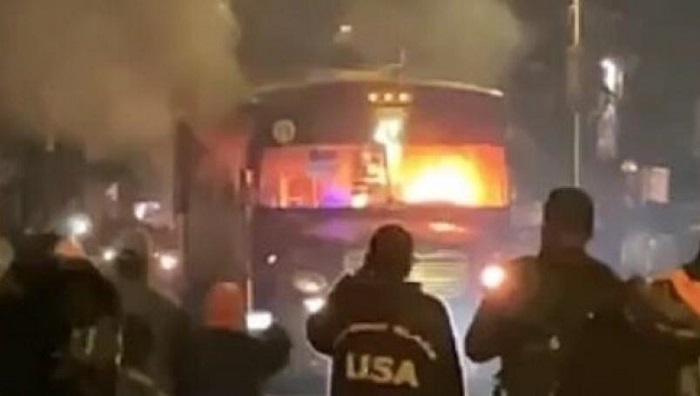 Muere niña al ser atropellada; pobladores queman autobuses en Toluca