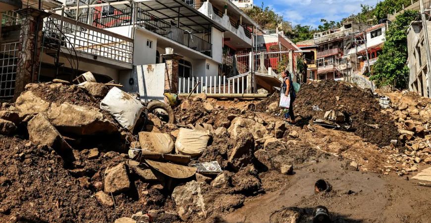 Crónica: Estuvo dos días bajo los escombros de su propia casa en Acapulco tras Otis