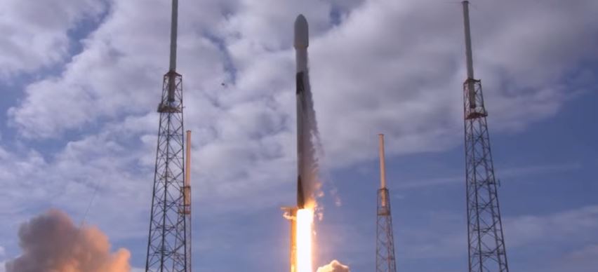 SpaceX lanza más de 140 satélites; uno de ellos con restos humanos