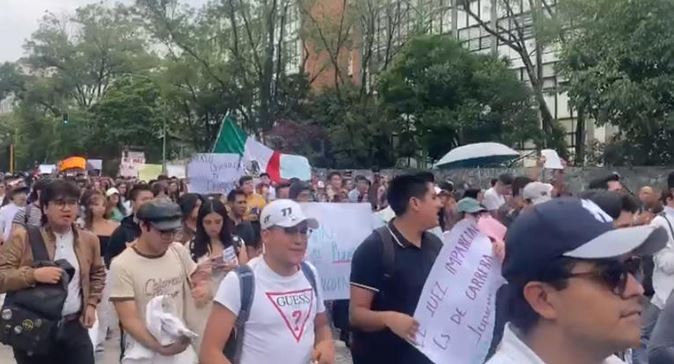 Estudiantes de Derecho de la UNAM y profesores marchan contra reforma judicial