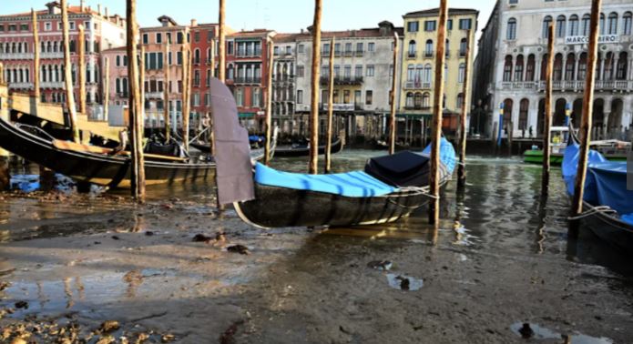 La marea baja deja a Venecia sin agua y con las góndolas varadas
