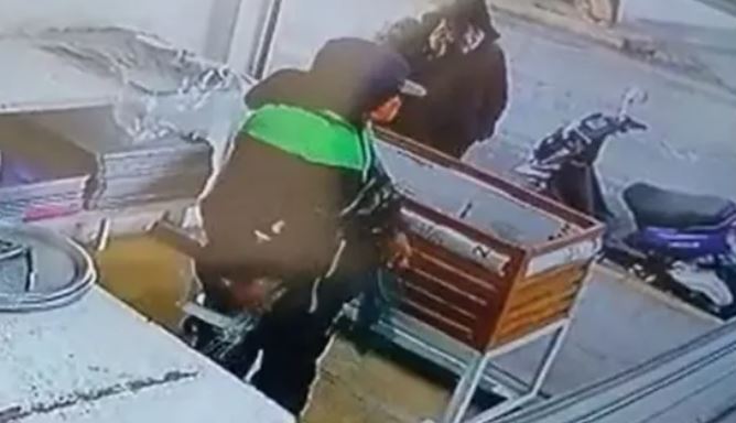 VIDEO: Policías frustran asalto a panadería en Ecatepec con una subametralladora