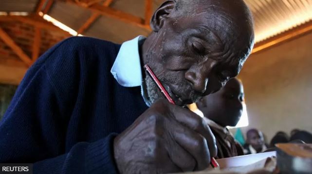 Inspiradora historia del hombre que empezó la primaria a los 84 años de edad