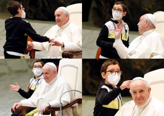 Travesura en el Vaticano: niño con discapacidad agarra el 'gorro' de el Papa
