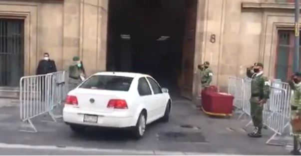 Critican en redes a López Obrador por llegar a Palacio Nacional en su Jetta blanco