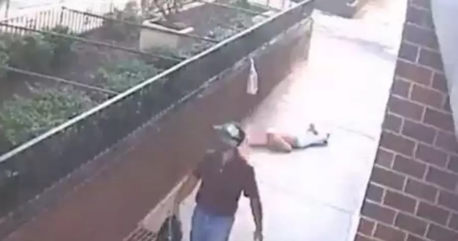 VIDEO: Hombre estrangula a mujer de 64 años para robarle su bolsa en NY