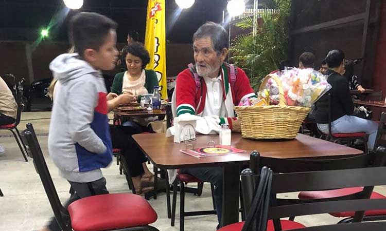 ¡Noble gesto! Un niño le regala tacos a abuelito que vende dulces