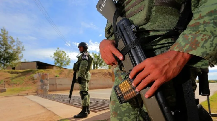 Cae agente de la Guardia Nacional al intentar tirar un cuerpo en Mazatlán