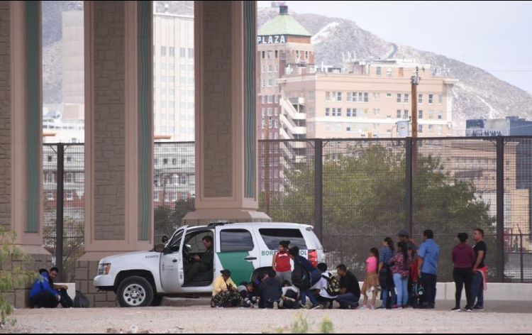 Frenan el paso a 61 mil migrantes en las fronteras