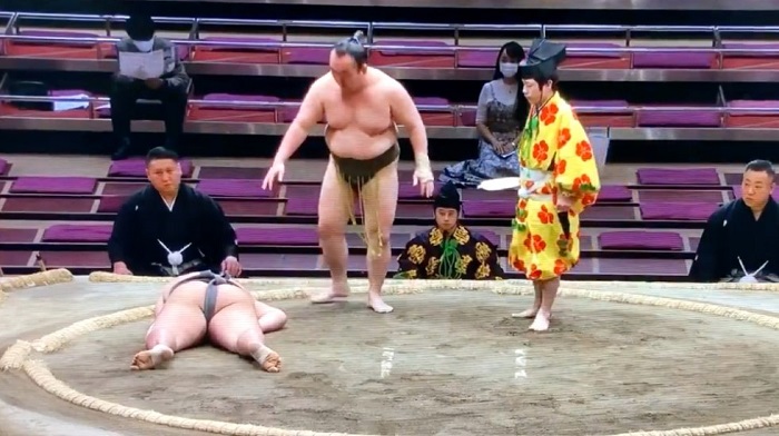 Video: Muere luchador de sumo por golpe en la cabeza durante combate