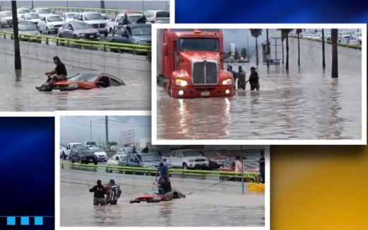 Rescatan a 3 personas atrapadas en auto que se hundía en Saltillo