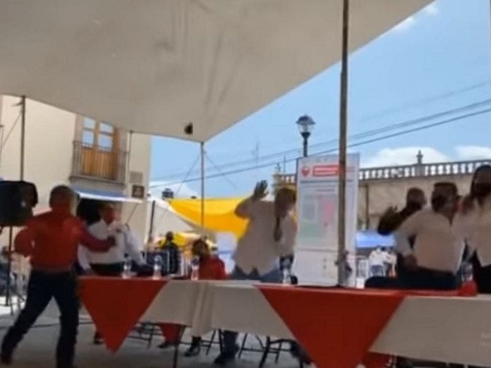 VIDEO: Reciben a ‘huevazos’ a Fernández Noroña en un evento