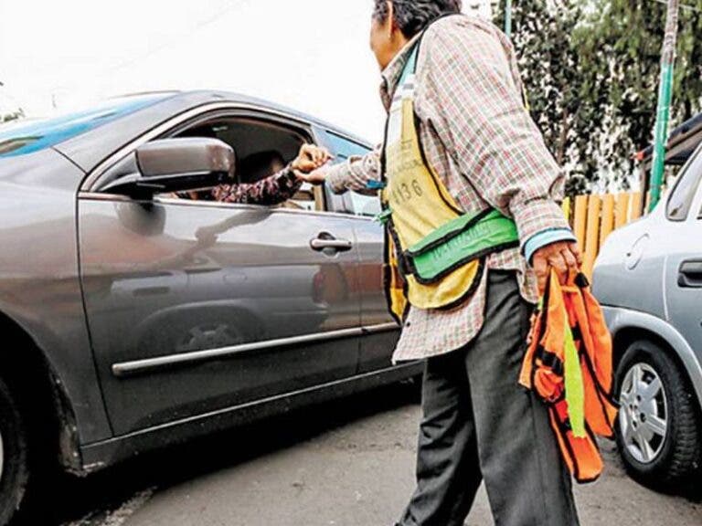 (VÍDDEO) CDMX: "Franelero" exige pago de $150 por cuidar carros