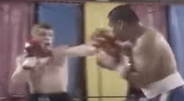 (VÍDEO) A los 14 años "Canelo" noqueó a rival de 35