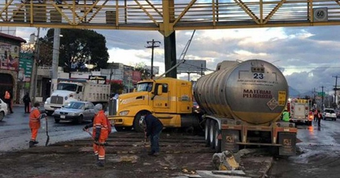 (VIDEO) NL: Chofer de tráiler causa accidente al conducir mientras transmitía en vivo