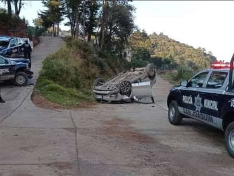 Tras persecución y volcadura, caen abogados ladrones en Querétaro