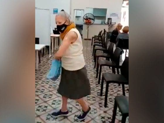 (VÍDEO) Abuelita baila de felicidad por recibir vacuna contra el Covid-19