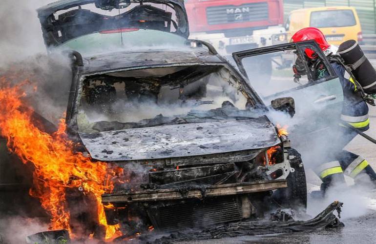 Cuatro ‘heroes’ salvan a mujer de auto en llamas (video)