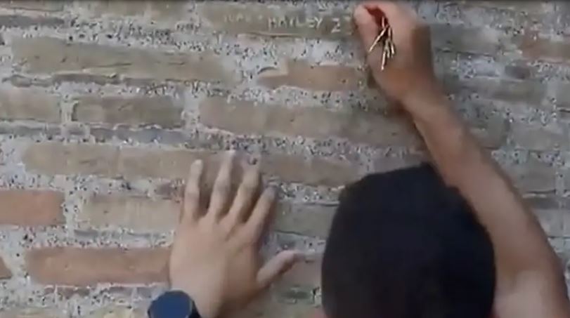 (HAY VÍDEO) Turista daña el muro del Coliseo de Roma y causa indignación