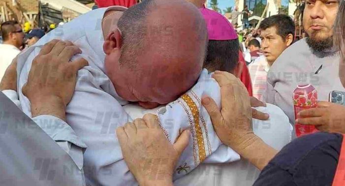 Sacerdote llora tras derrumbe de iglesia en Ciudad Madero; era quien oficiaba
