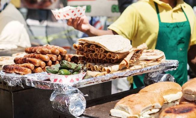 ¿Te gusta comer en la calle? Piénsalo dos veces: la UNAM recuerda los riesgos